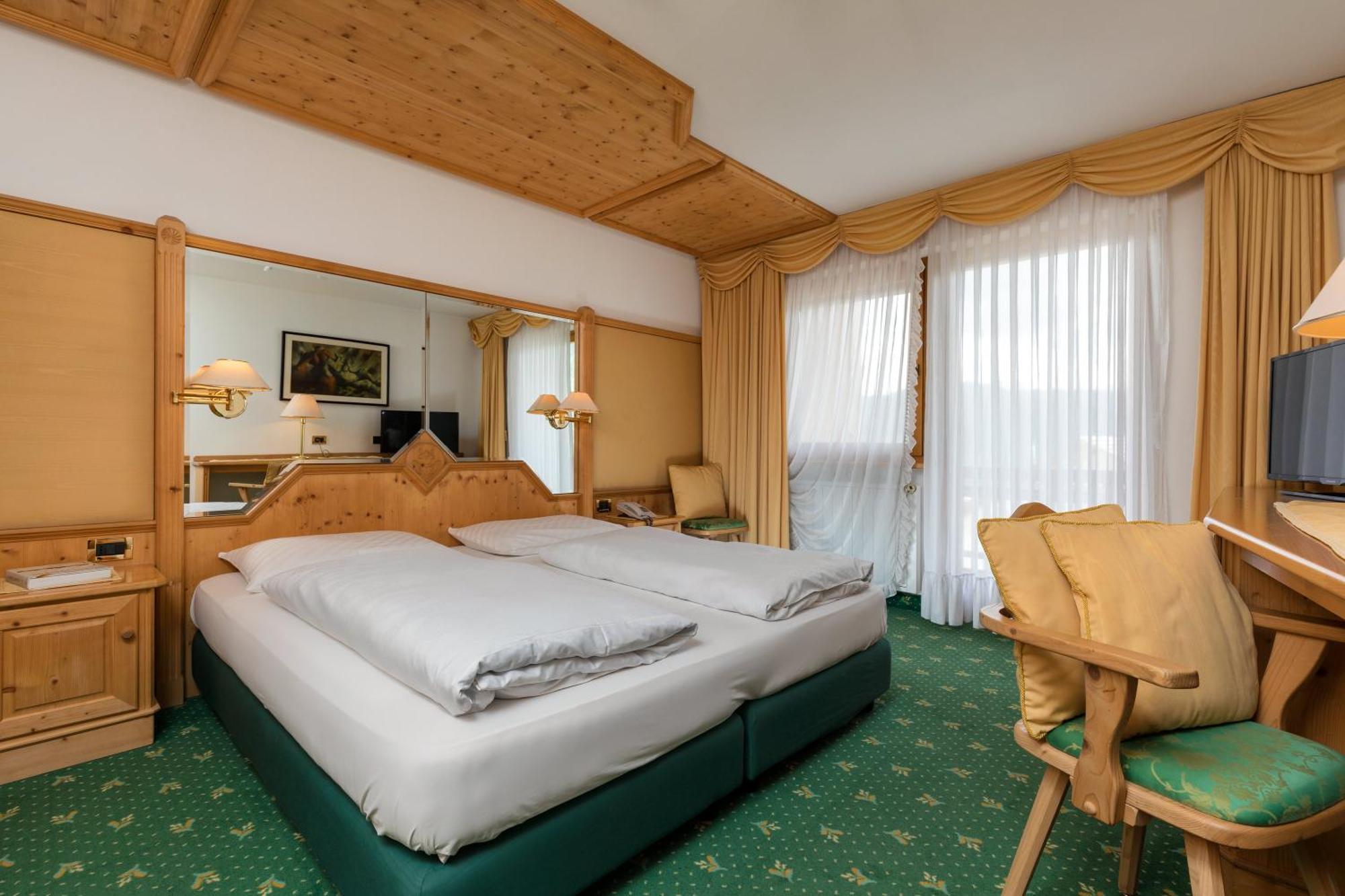 Garni Criss Aparthotel Colfosco Exterior photo